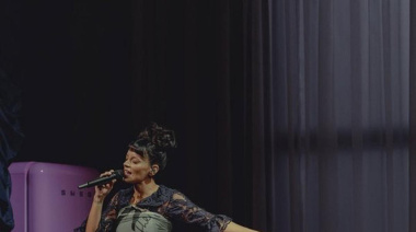 Lily Allen sorprende en su regreso con un vestido de tickets de su exmarido