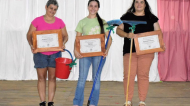 Polémica en Misiones: municipio regaló escobas y baldes por el Día de la Mujer