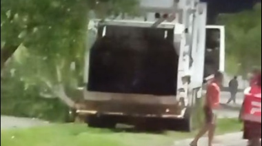 Un camión recolector chocó contra un poste tras un desperfecto mecánico