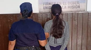 Arrestaron a una joven acusada de agredir a su pareja con un palo de escoba