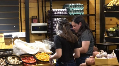 Reabrió “Tomato”: vecinos acompañaron la vuelta de la verdulería en la zona oeste