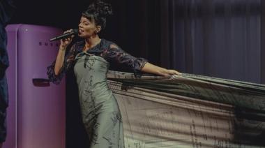 Lily Allen sorprende en su regreso con un vestido de tickets de su exmarido