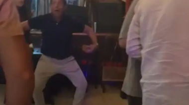 Difunden video del padre de Agostina Páez replicando el gesto racista de su hija