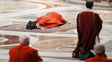 El papa León XIV cargó la cruz durante todo el Vía Crucis en el Coliseo Romano