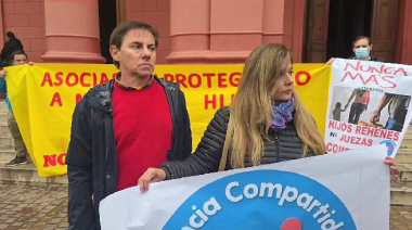 RECLAMO EN PLAZA PRINCIPAL POR VÍNCULOS FAMILIARES Y DENUNCIAS DE “VIOLENCIA INSTITUCIONAL”