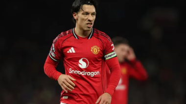 “Conducta violenta” y roja para Lisandro Martínez por tirarle del pelo a un rival