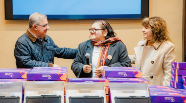 El Gobierno entregó tablets a escuelas para fortalecer la alfabetización