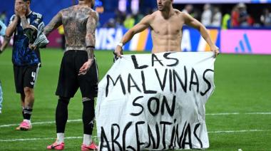 LOS JUGADORES ANTE TODO PROTOCOLO DESPLEGARON UNA BANDERA  QUE RETIFICA LAS MALVINAS