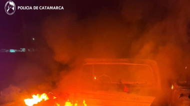 Numerarios policiales sofocaron el incendio de una camioneta en la Capital
