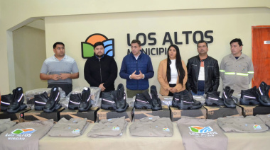 ENTREGA DE INDUMENTARIA A TRABAJADORES MUNICIPALES