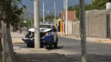 TREMENDO IMPACTO ENTRE UNA CAMIONETA POLICIAL Y UNA MOTO