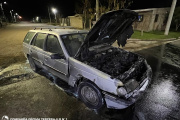Bomberos sofocaron el incendio de un automóvil
