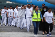 Llegan a Buenos Aires ciudadanos argentinos deportados desde Estados Unidos