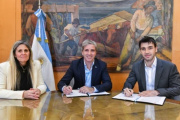 Luis Caputo firmó convenios con Chubut y Tucumán para extinguir deudas y transferir obras y viviendas