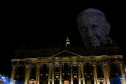 Homenaje: el rostro del papa Francisco apareció en el cielo del Vaticano