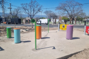 La Municipalidad avanza con la renovación total de la plaza frente al Poli Sur