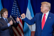 Javier Milei viaja a EEUU con la intención de tomar más deuda en dólares: cómo sería el apoyo del Tesoro a la Argentina