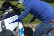 A golpes de puños quisieron robarle la moto