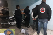 Policías detuvieron a dos personas secuestraron más de 1 kilo de Marihuana, teléfonos celulares y una moto
