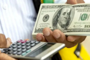 Rebotó el dólar en el cierre de la semana: el minorista subió $20 y se alejó del piso de los $1.400