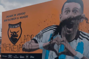 "Ladrón": vuelven a vandalizar un mural de Ángel Di María en el club donde comenzó a jugar
