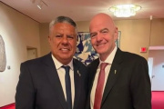 Tapia se mostró con el presidente de la FIFA en medio del escándalo con Milei y Verón