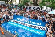 Militantes K se reunieron frente al sanatorio Otamendi con una bandera gigante: “Feliz navidad, compañera Cristina”