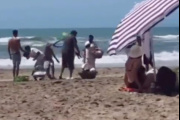 Batalla campal entre churreros y vendedores en la playa de Mar Azul