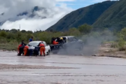 UNA PAREJA QUEDÓ ATRAPADA POR LA CRECIENTE DEL RÍO DEL CAMPO