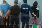 Arrestaron a dos personas por un robo en un local comercial
