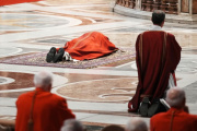 El papa León XIV cargó la cruz durante todo el Vía Crucis en el Coliseo Romano