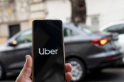 UN UBER FUÉ DETENIDO POR PRESUNTO INTENTO DE ABUSO, LA JOVEN ACUSA QUE LE TRABÓ LAS PUERTAS Y GIRO DESTINO