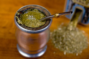 Prohiben comercializar una marca de yerba por irregularidades