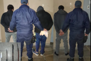 🚨 VIOLENTO ATAQUE EN EL LOTEO SUSSEX: TRES DETENIDOS TRAS AGREDIR A UNA FAMILIA CON MACHETES Y UNA CUCHILLA