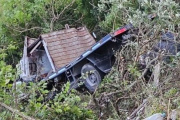 UN CAMIÓN CAYÓ AL PRECIPICIO EN LA CUESTA DEL TOTORAL