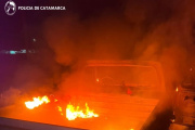 Numerarios policiales sofocaron el incendio de una camioneta en la Capital