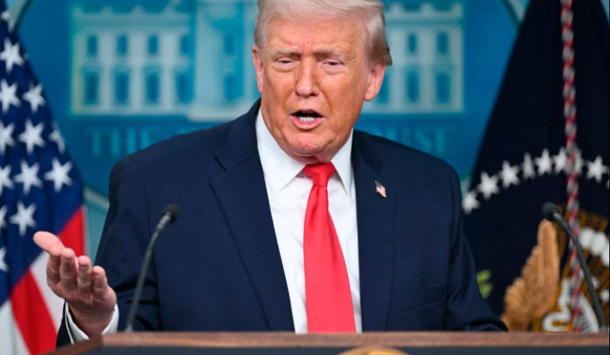 Donald Trump desafía el fallo de la Corte Suprema y anuncia nuevo arancel del 10%