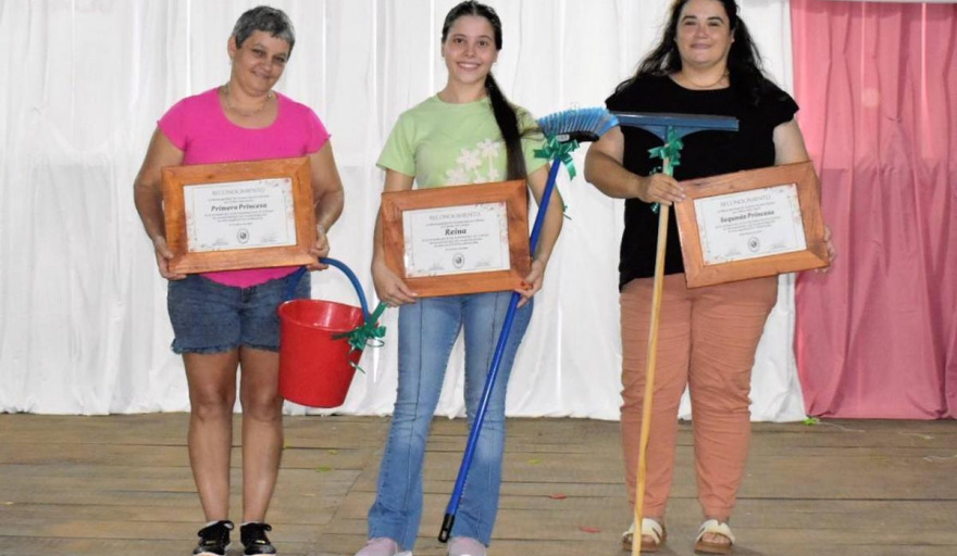 Polémica en Misiones: municipio regaló escobas y baldes por el Día de la Mujer